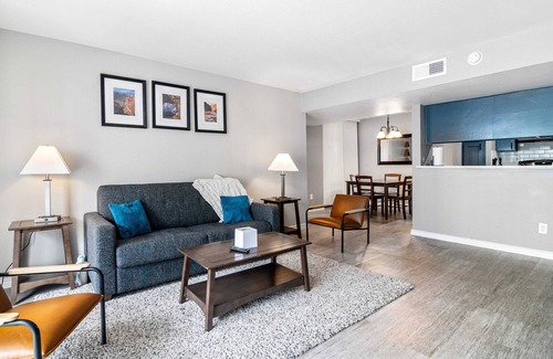 Montrose Apartment | Modern & Cozy 2BR Flat | Workspace | 8 Min to Downtown