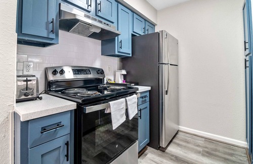 Montrose Apartment | Modern & Cozy 2BR Flat | Workspace | 8 Min to Downtown