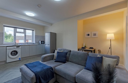 Smethwick Apartment | Modern Cozy 2BR- Private Parking- Near WBA