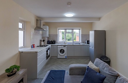 Smethwick Apartment | Modern Cozy 2BR- Private Parking- Near WBA