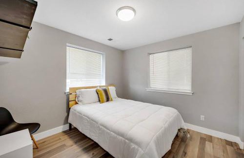 Barnum House | Modern, Cozy & Fun ~ 5min to DT ~ Games ~ Backyard