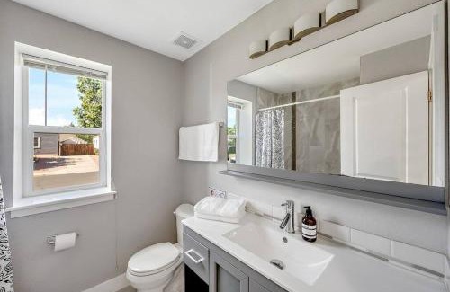 Barnum House | Modern, Cozy & Fun ~ 5min to DT ~ Games ~ Backyard