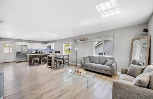 Barnum House | Modern, Cozy & Fun ~ 5min to DT ~ Games ~ Backyard