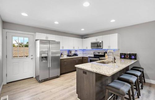 Barnum House | Modern, Cozy & Fun ~ 5min to DT ~ Games ~ Backyard