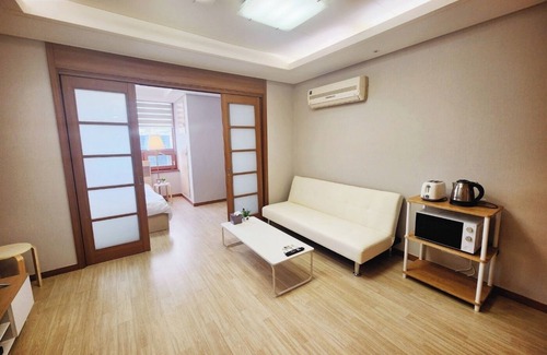 Yeoksam Apartment | "Modern&Cozy Room in the Heart of Gangnam- Perfect for Business&Travel!"