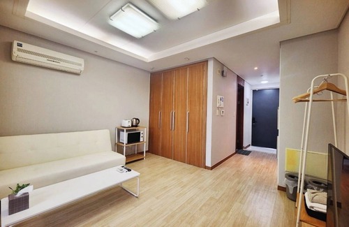 Yeoksam Apartment | "Modern&Cozy Room in the Heart of Gangnam- Perfect for Business&Travel!"