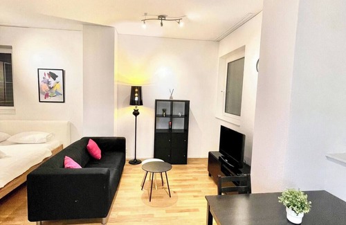 Oerlikon Apartment | Modern Cozy Studio in the City (SH-0.4L)