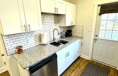 Wilmington Apartment | Modern Cozy Unit With King Bed