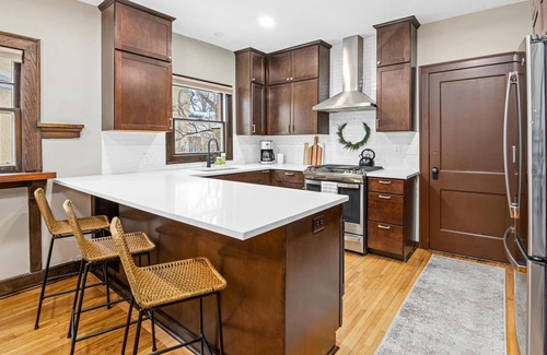 East Harriet Apartment | Modern Craftsman - East Harriet - 3 min to Lakes