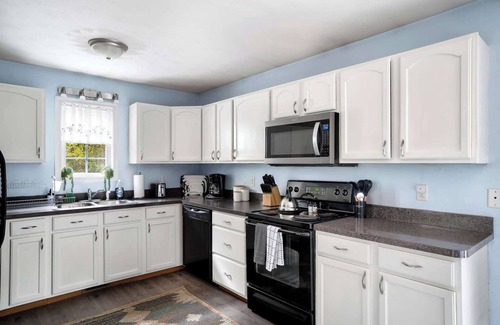 Luray Cabin | Modern decor, Hot Tub, Fire Pit & River Access!