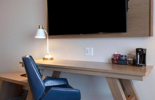 Aurora House | Modern Denver Hotel Minutes from Downtown & DEN Airport