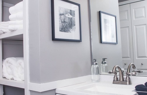 Tougaloo Condo | Modern Designer Condo Near I55 w/Balcony