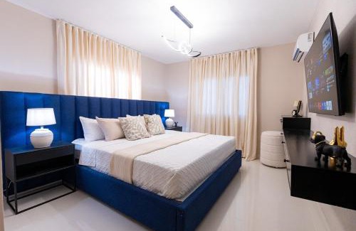 Punal Apartment | Modern 3BR! 9FL, King Bed! STI with Pool! Fast wifi!