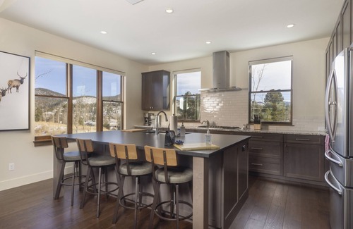 The Highlands House | Modern Elegance, Stunning Mountain Views, Hot Tub, Fire Pit, Walk to River!