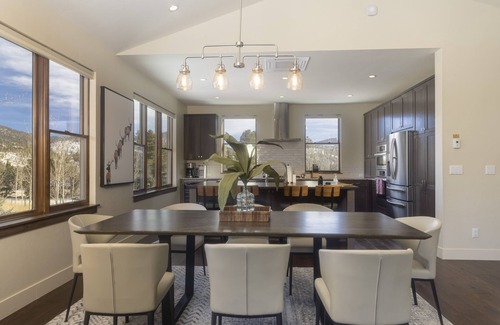The Highlands House | Modern Elegance, Stunning Mountain Views, Hot Tub, Fire Pit, Walk to River!