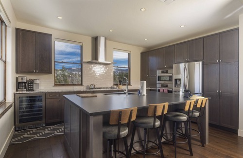 The Highlands House | Modern Elegance, Stunning Mountain Views, Hot Tub, Fire Pit, Walk to River!