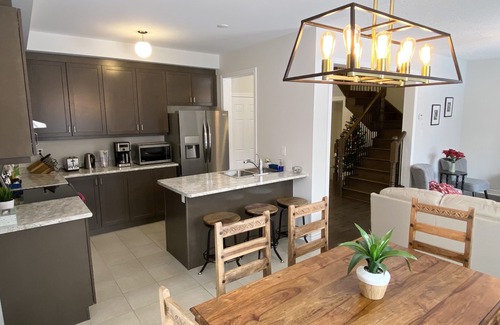 Collingwood House | Modern Elegant Retreat: 3BR Detached Gem in Collingwood