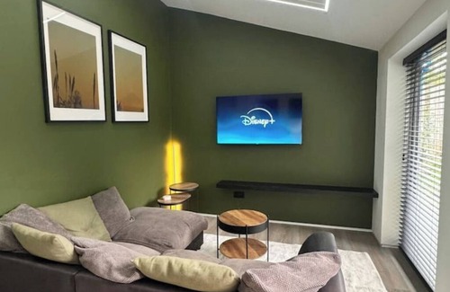 Staple Hill Apartment | Modern en-suit room in Bristol 5