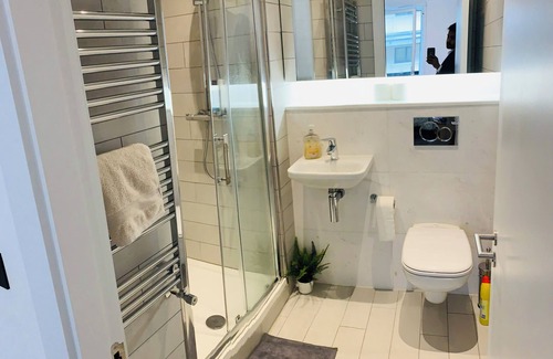 North Wall Apartment | Modern En-suite bedroom located in the heart of Dublin city centre