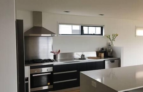 Tolmans Hill House | Modern executive house, stunning views over Hobart