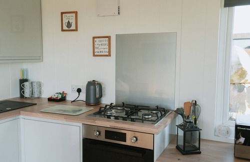 Newton Stewart Apartment | Modern Family Container Cabin With Hot Tub