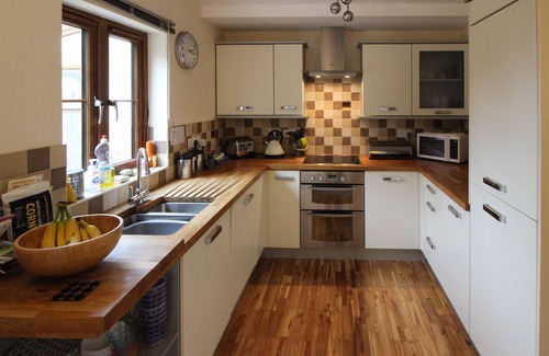 Wadebridge Cottage | Modern family getaway with super-fast broadband. 10 minutes’ drive from beach.