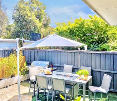 Yarraville House | Modern Family Oasis - 4BR, Free Parking, Steps to Shops & Train