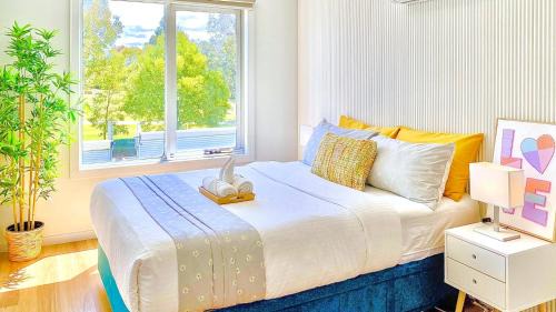 Yarraville House | Modern Family Oasis - 4BR, Free Parking, Steps to Shops & Train