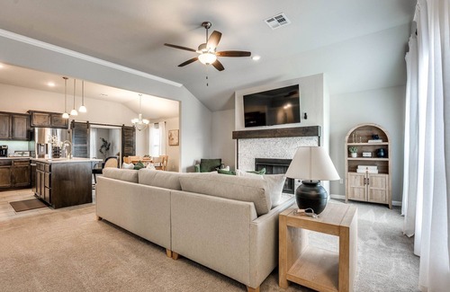 Midwest City House | Modern Family Retreat in Midwest City