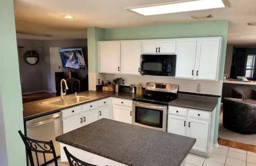 Braun's Farm House | Modern Family Retreat/Stylish 3BR + GAMEROOM Near Six Flags & SeaWorld
