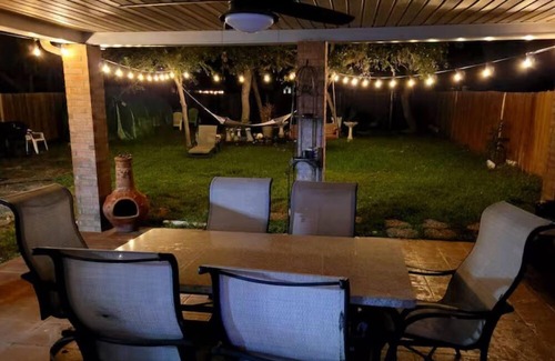 Braun's Farm House | Modern Family Retreat/Stylish 3BR + GAMEROOM Near Six Flags & SeaWorld