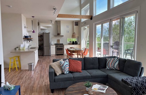 Markerville Ski Chalet | Modern family-sized chalet at private lake
