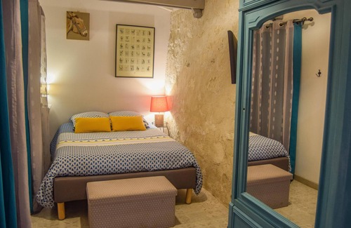 Vernantes House | Modern, family-style rooms in independent courtyard.