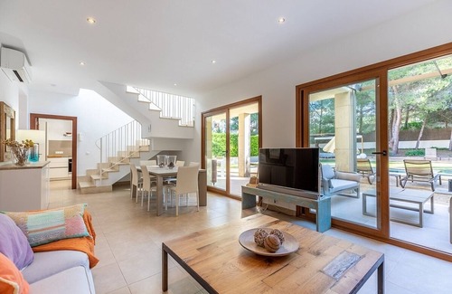 Mal Pas-Bon Aire Villa | Modern Family Villa, A/C, Private Pool, 5 mins walk to Two Beautiful Beaches in Mal Pas, Alcudia!