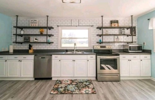 Kernersville House | Modern Farmhouse, 1 Mile-Downtown, Self Check-In