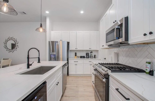 Northside House | Modern Farmhouse, Mins Restaurants & Attractions
