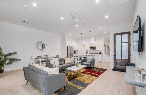 Northside House | Modern Farmhouse, Mins Restaurants & Attractions