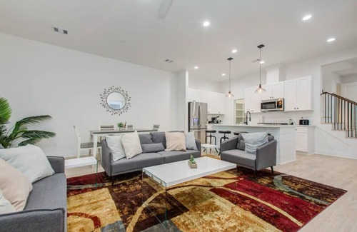 Northside House | Modern Farmhouse, Mins Restaurants & Attractions