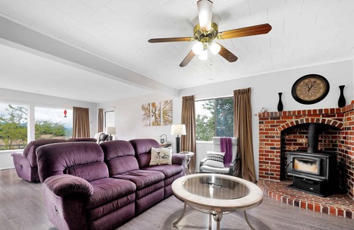 Regional District of Nanaimo House | Modern farmhouse on acreage with mountain view
