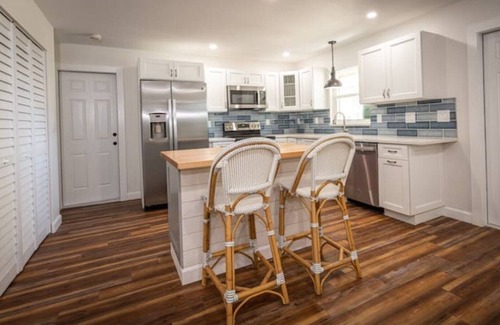 North River Shores House | Modern Farmhouse Retreat – Heated Pool & Close to Beaches!
