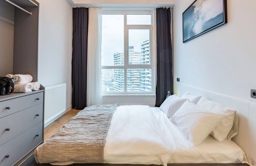 Kadikoy Apartment | Modern Flat with a Charming City View in Kadikoy