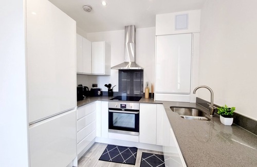 Woolwich Riverside Apartment | Modern Flat with City Views in Woolwich