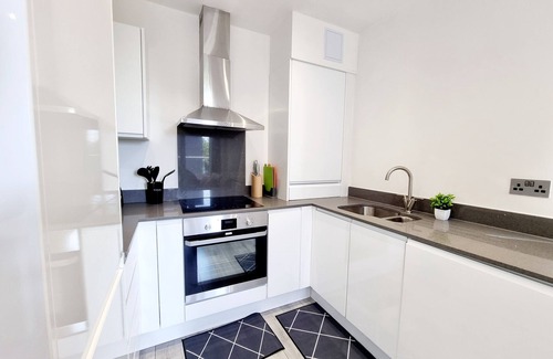 Woolwich Riverside Apartment | Modern Flat with City Views in Woolwich