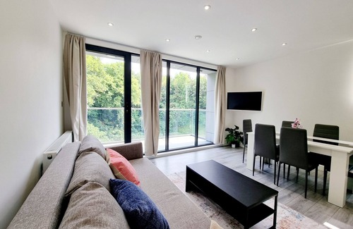 Woolwich Riverside Apartment | Modern Flat with City Views in Woolwich