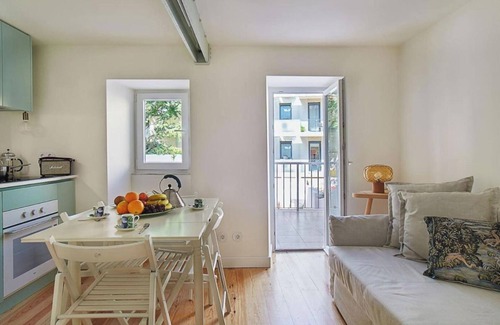 Lisbon Old Town Apartment | Modern Flat with large garden and terrace right next Estrela Park