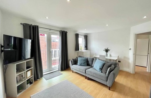 Windmill Hill Apartment | Modern, fresh & spacious apartment with parking