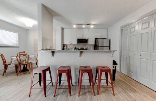 South Lamar Apartment | Modern Fully Stocked 2BR - SoLa Austin 5 min to DT