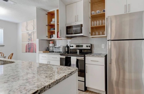 South Lamar Apartment | Modern Fully Stocked 2BR - SoLa Austin 5 min to DT