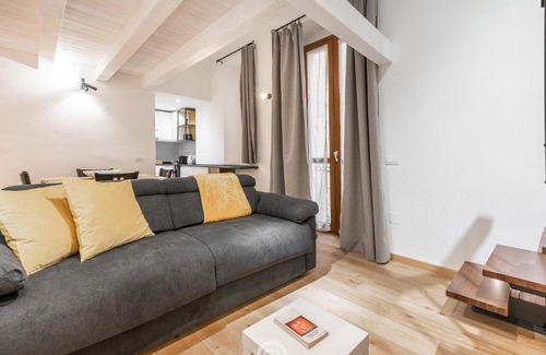 Historic Castle District Apartment | Modern Gem in Castello