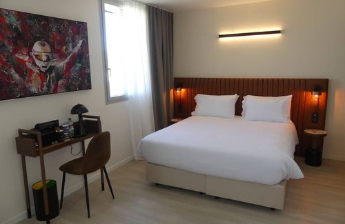Signes Hotel | Modern Getaway w/Pool Access - Comfort & Convenience Near Local Attractions